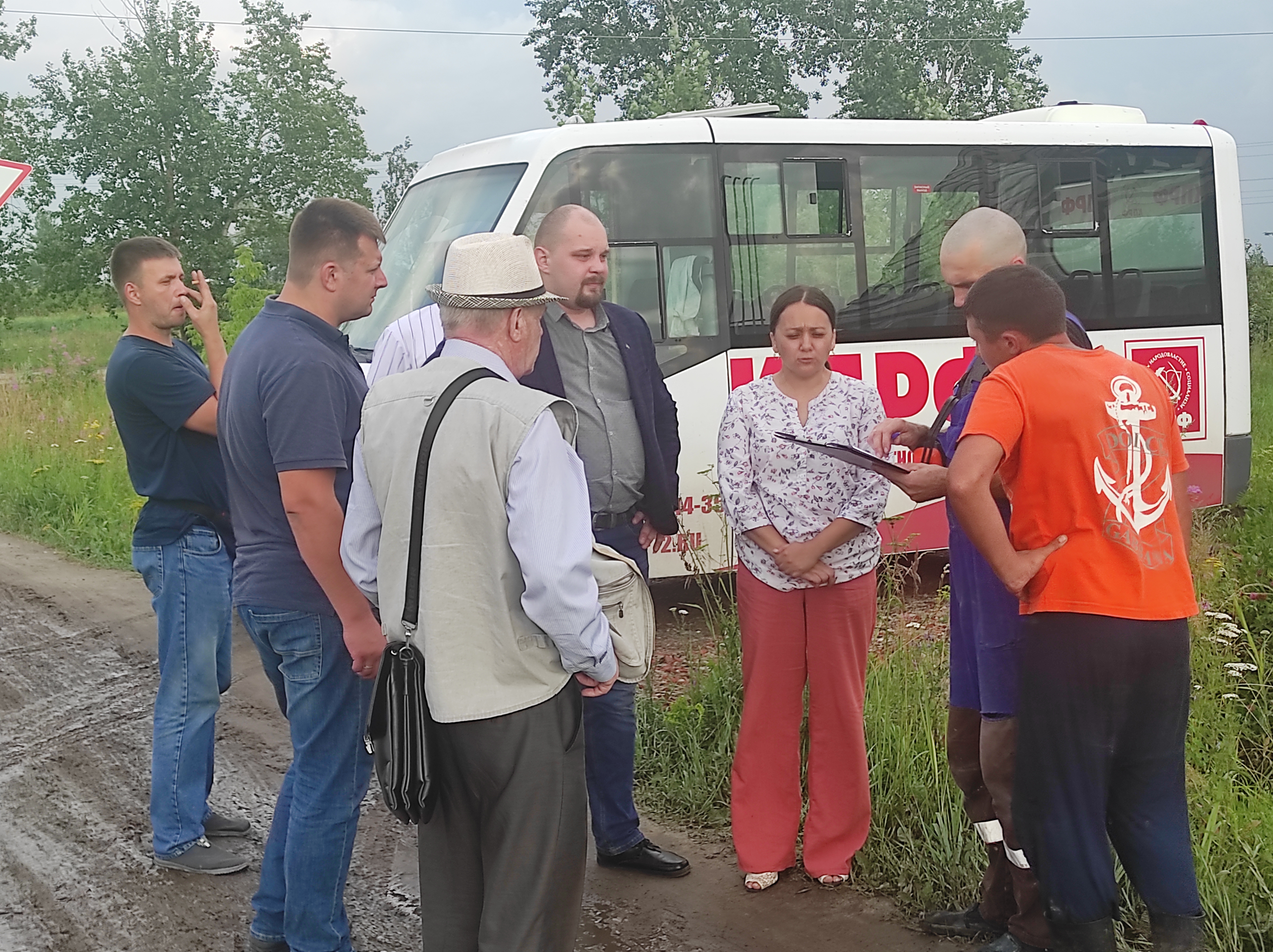 Жители д. Парёнкина Тюменского района просят обратить внимание на неудовлетворительное состояние дорог
