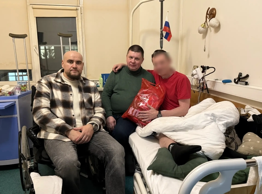 Тюменские коммунисты посетили раненых бойцов в госпитале в Москве