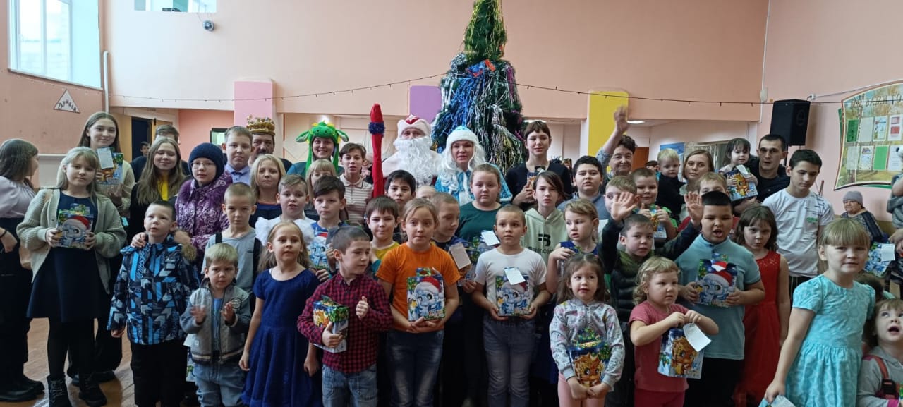 КПРФ подарила новогодний праздник 2000 детей из Тюменской области