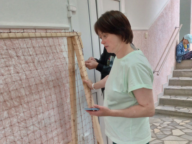 При содействии депутата-коммуниста Регины Юхневич в Тобольске открыта третья точка для плетения маскировочных сетей