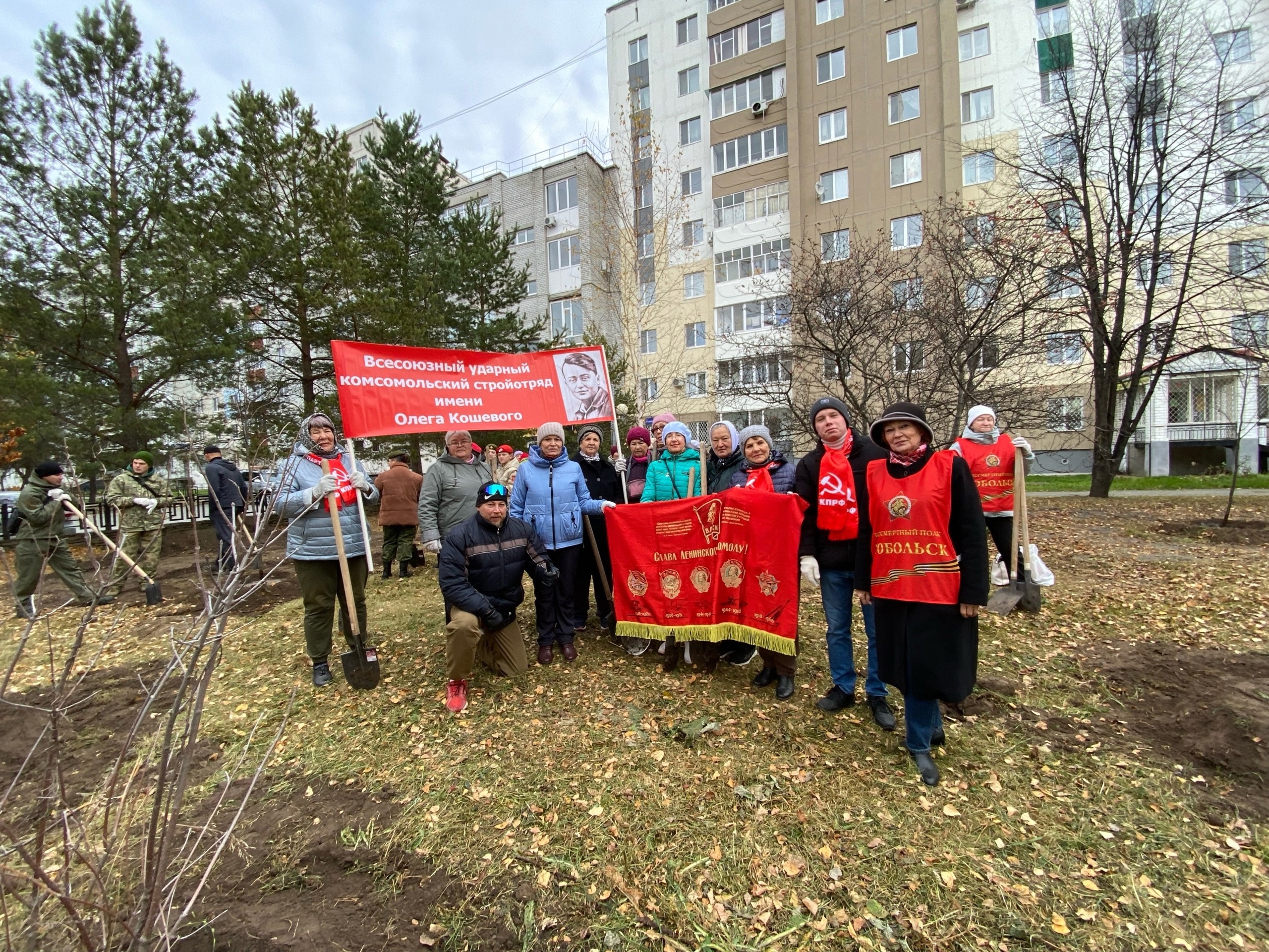 
                        Тобольские коммунисты посадили деревья в честь 106-ой годовщины Ленинского комсомола                    