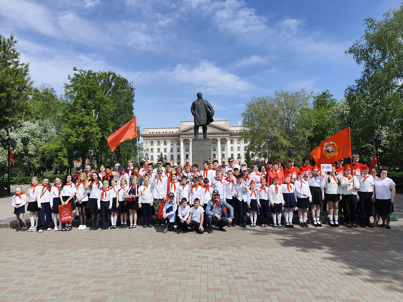 «Взвейтесь кострами!»: КПРФ провела пионерский смотр в самом центре Тюмени