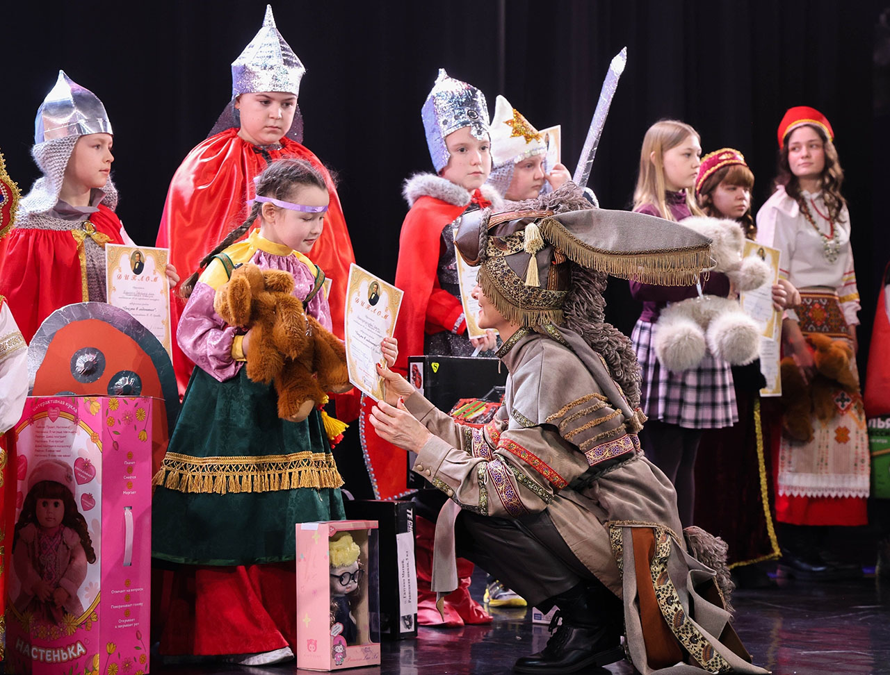 В Ишиме при поддержке депутата КПРФ Регины Юхневич прошёл конкурс семейного творчества «Сказка на ладошках»