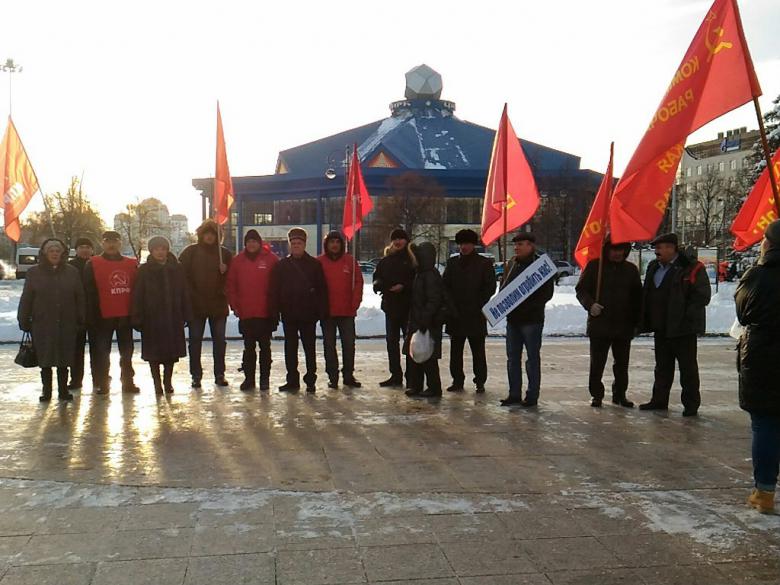 Тюменские коммунисты провели пикет против введения налога на имущество 