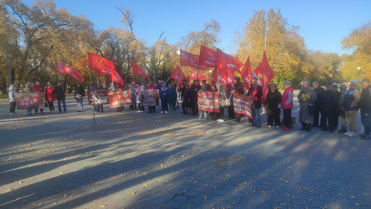 В Тюмени прошёл митинг памяти защитников Дома Советов