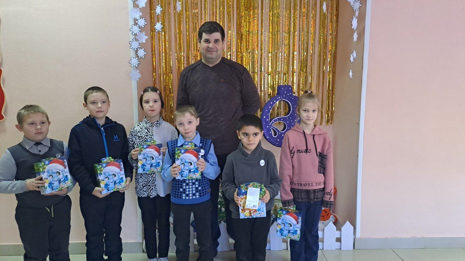 
                        КПРФ вручила подарки участникам детских конкурсов из Сорокинского района                    
