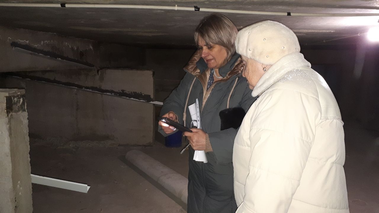 «Дом в котловане». Жители тюменского МКД рискуют утонуть при таянии снега. За дело берётся депутат КПРФ Тамара Казанцева