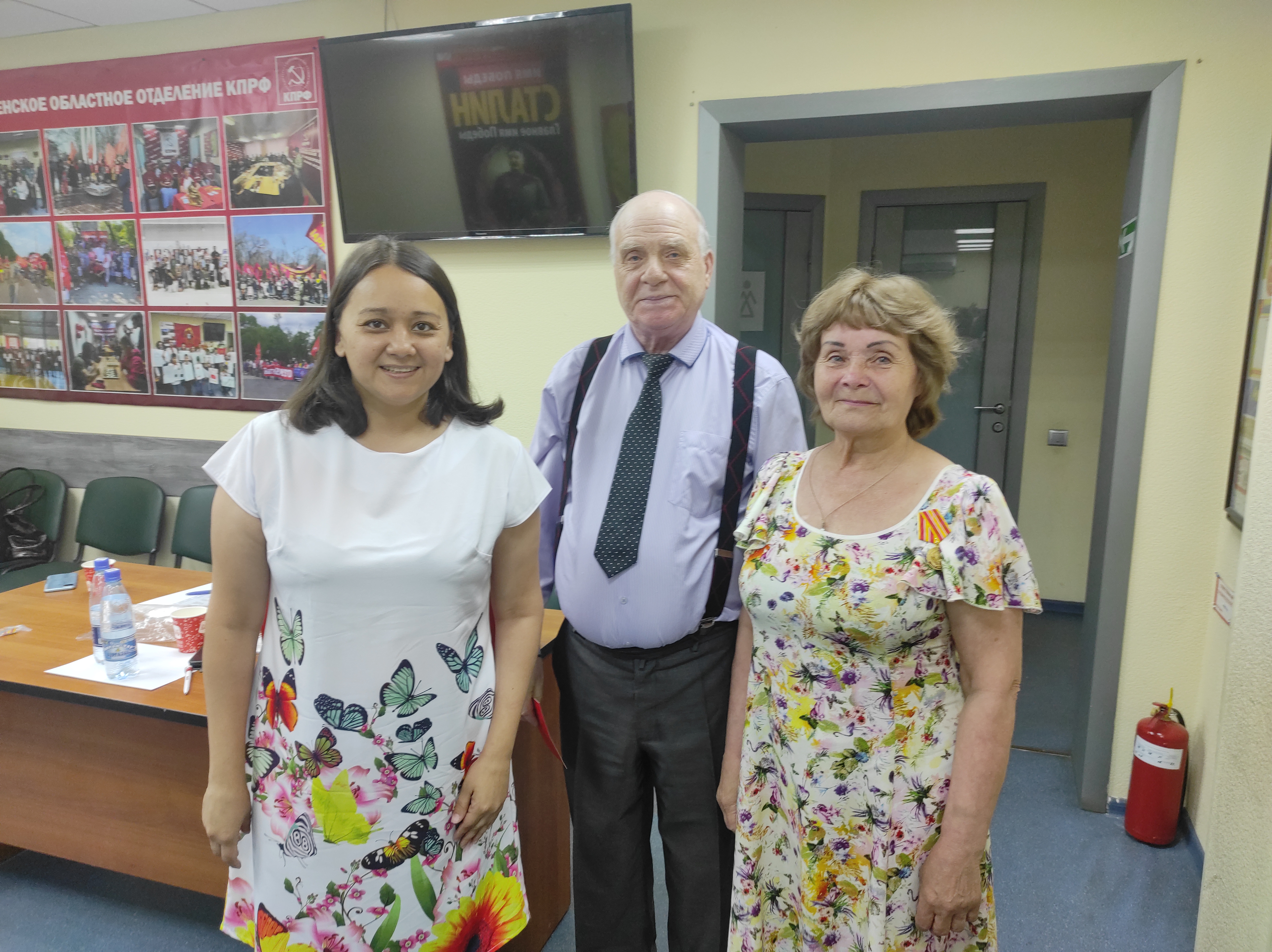 Депутат Тюменской областной Думы Регина Юхневич продолжает вручать награды заслуженным людям региона