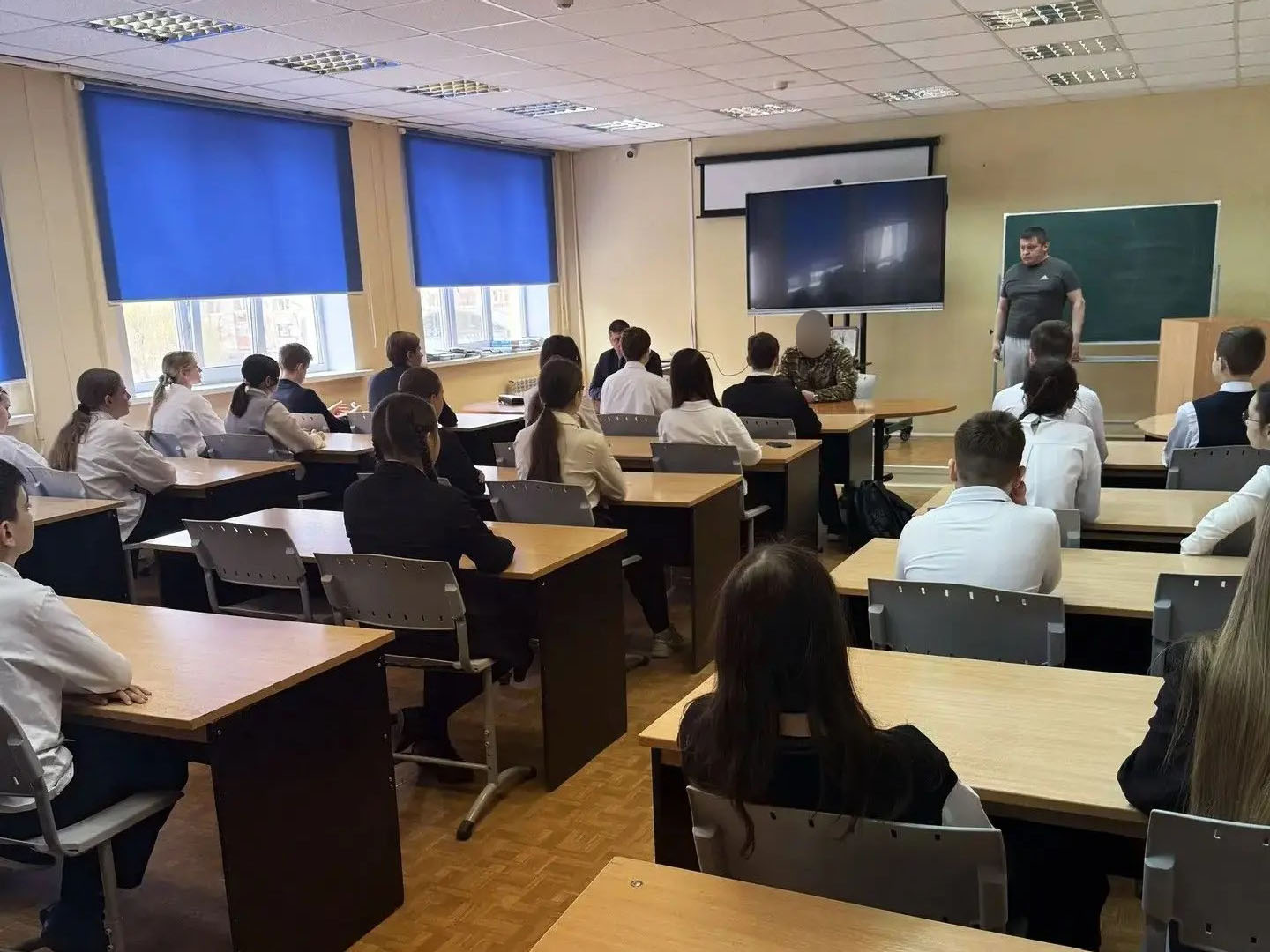 Урок мужества от «Агронома»: В тюменской школе №89 прошла встреча с бойцом-коммунистом из батальона «Ермак»