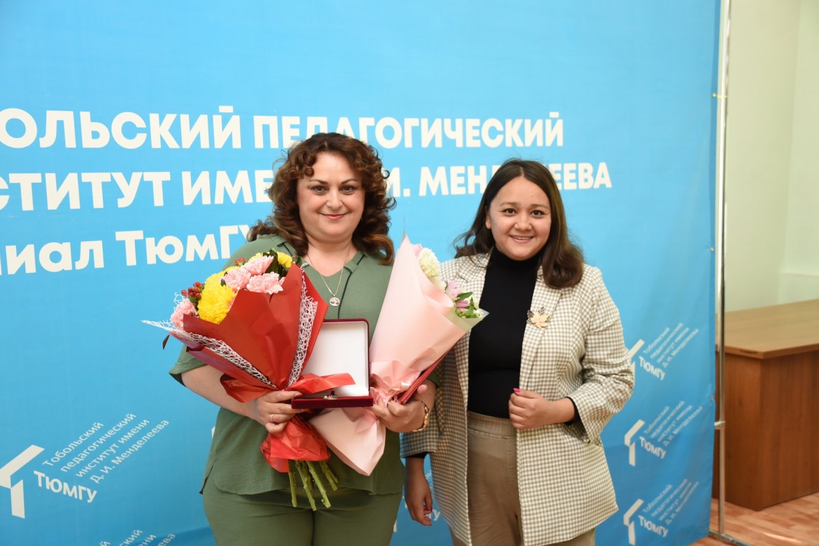 Регина Юхневич наградила заслуженных работников образования