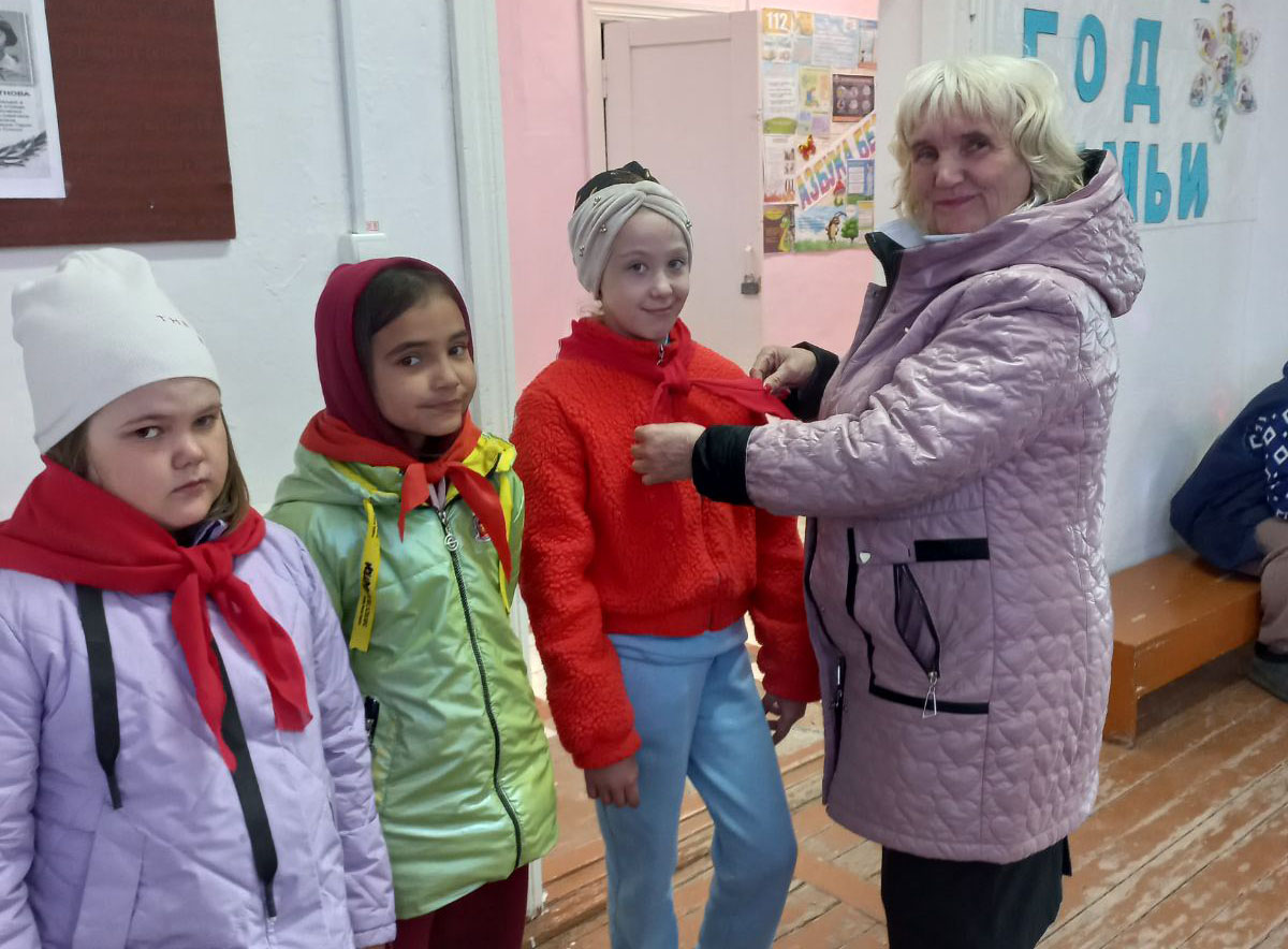 В п. Усть-Тавда Ярковского района активисты КПРФ провели занятие для детей, посвящённое Дню пионерии