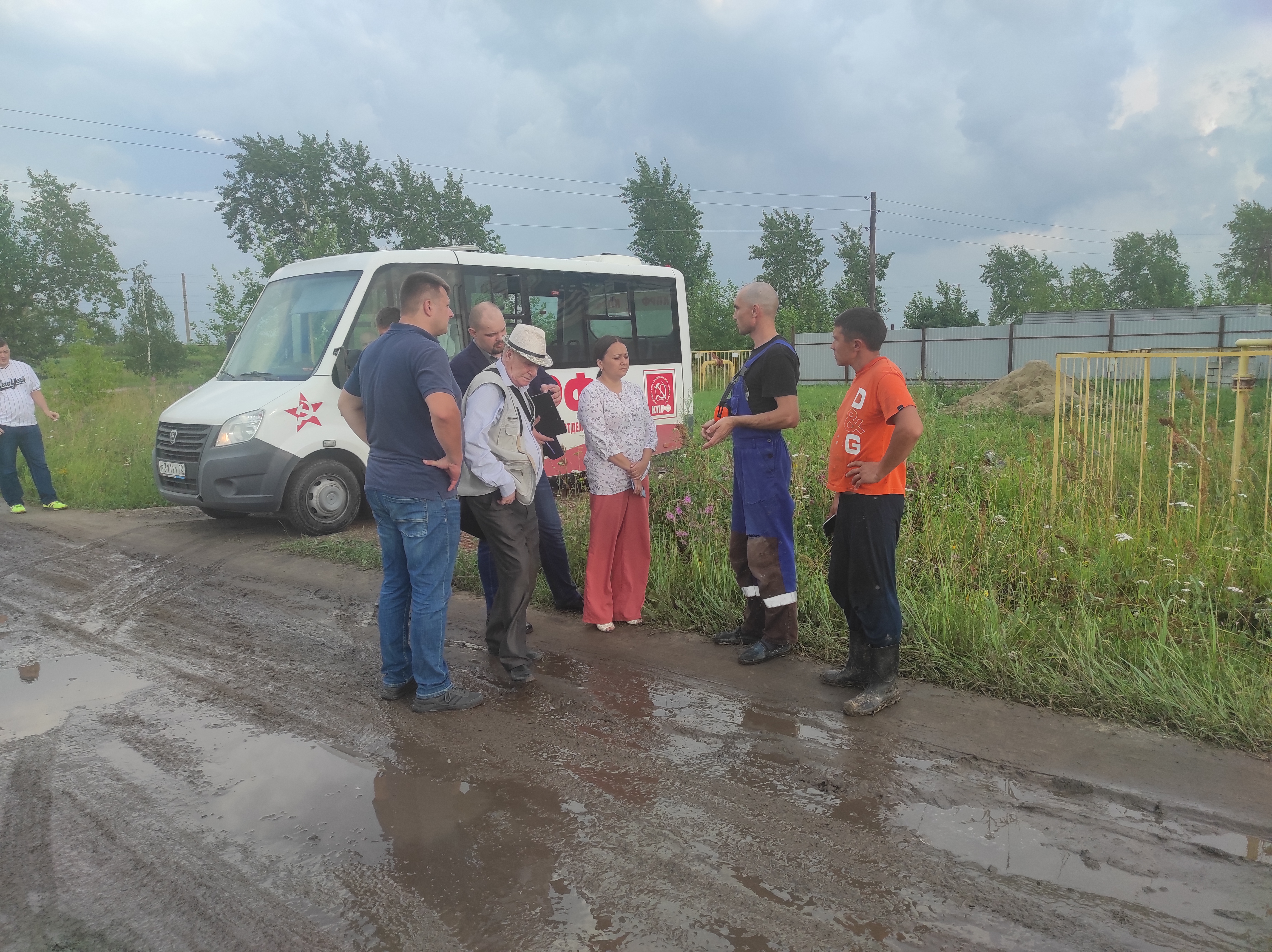 Жители д. Парёнкина Тюменского района просят обратить внимание на неудовлетворительное состояние дорог