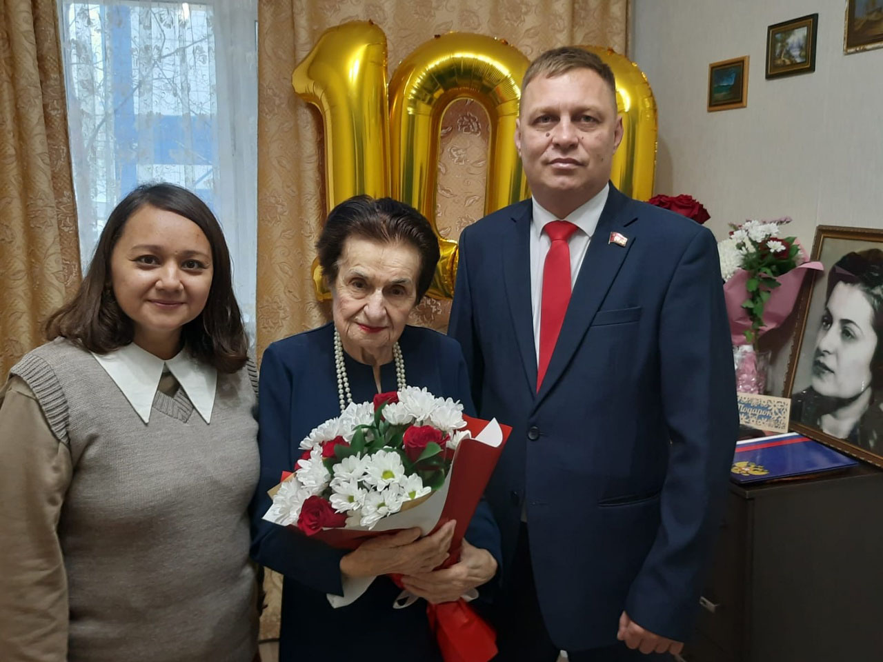 Регина Юхневич поздравила жительницу Когалыма со 100-летием