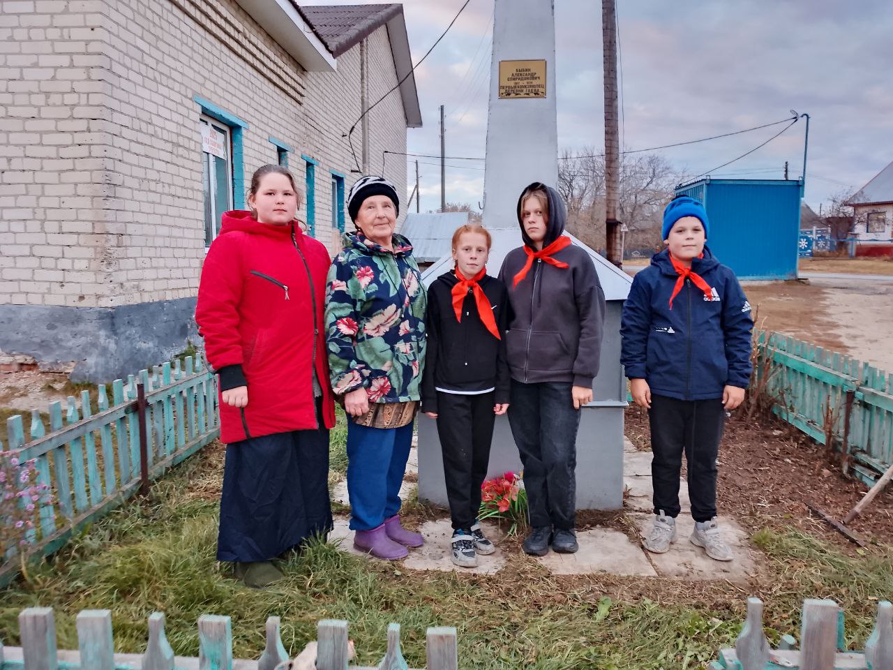 Пионеры берегут память о герое: в Исетском районе прошел субботник у памятника первому комсомольцу д. Гаёва