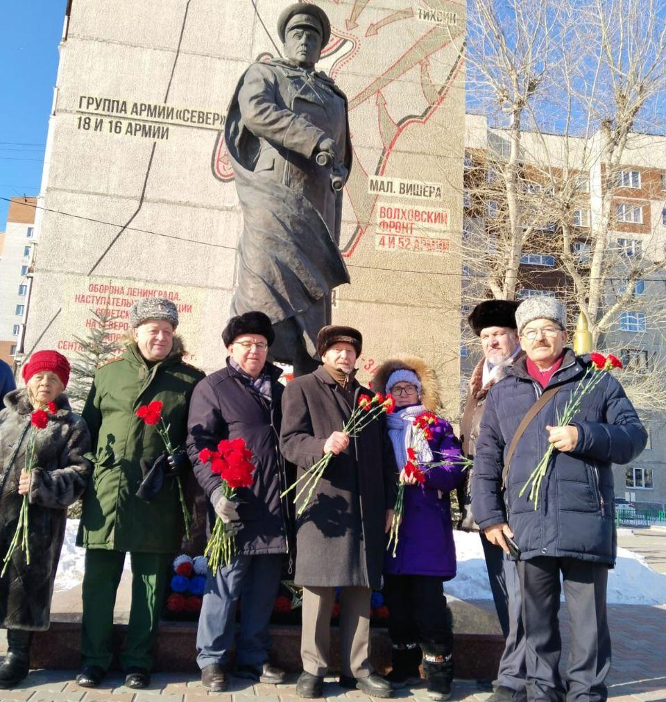 Тюменские коммунисты возложили цветы к памятнику героя Советского Союза Ивана Федюнинского