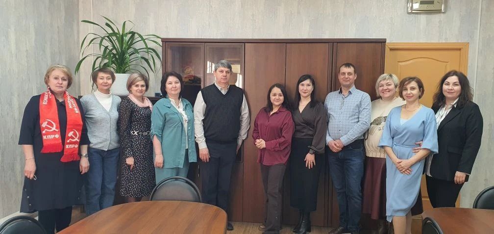 Депутат КПРФ Регина Юхневич вручила награду руководителю управляющей компании из Тобольска