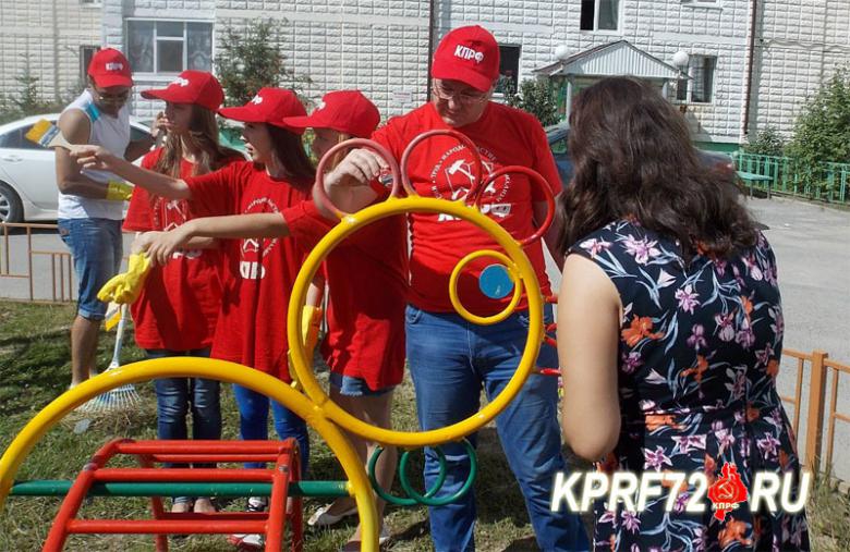 “Хочется дарить детям улыбки и радость”. Тобольские комсомольцы привели в порядок детскую площадку