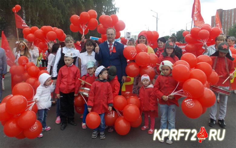 Колонна КПРФ на праздновании Дня города Тобольска