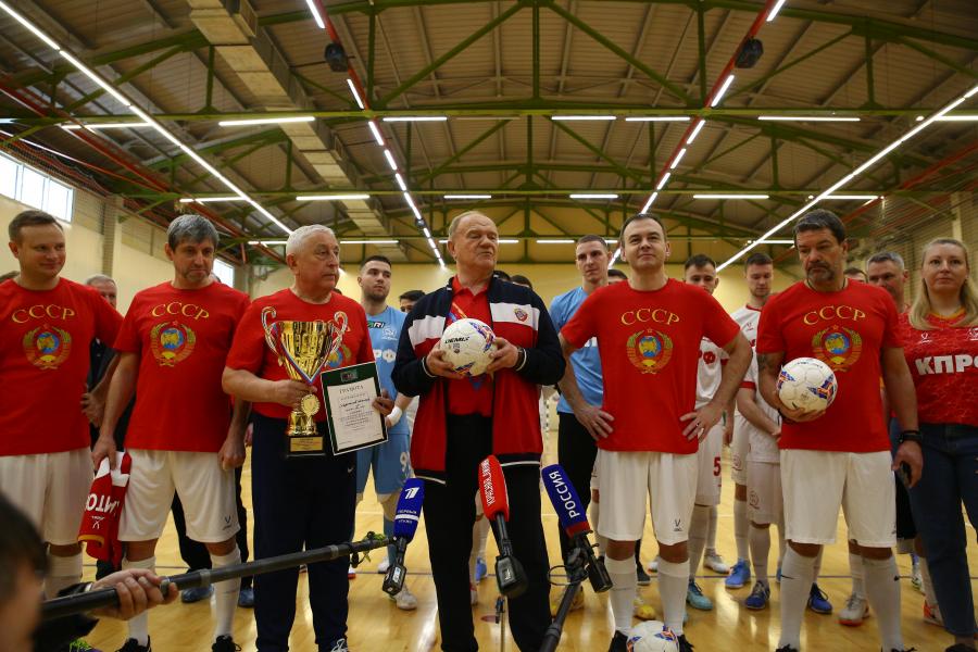 Н.М. Харитонов и Г.А. Зюганов встретились с командой КПРФ по мини-футболу