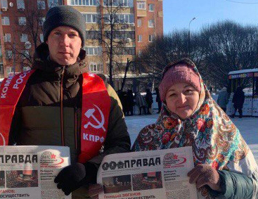 Активист КПРФ Александр Пестов организовал раздачу спецвыпуска «Правды» на масленичных ярмарках