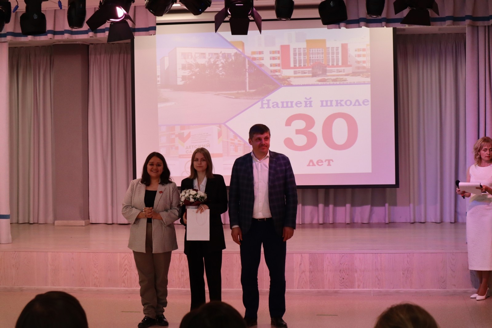 Регина Юхневич и Иван Левченко поздравили школу №16 г. Тобольска с юбилеем