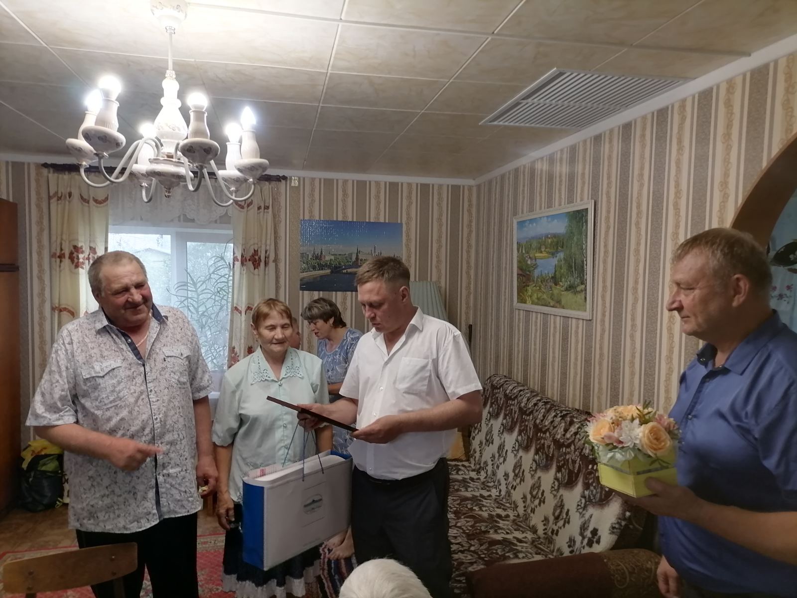 Депутат Тюменской областной Думы Регина Юхневич продолжает вручать награды заслуженным людям региона