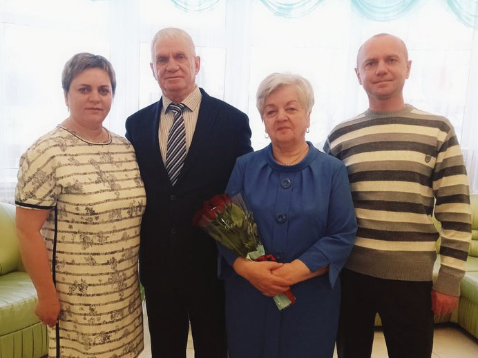                         Поздравляем семью секретаря Вагайского райкома КПРФ Ю.В. Тунгусова с золотой свадьбой!                    