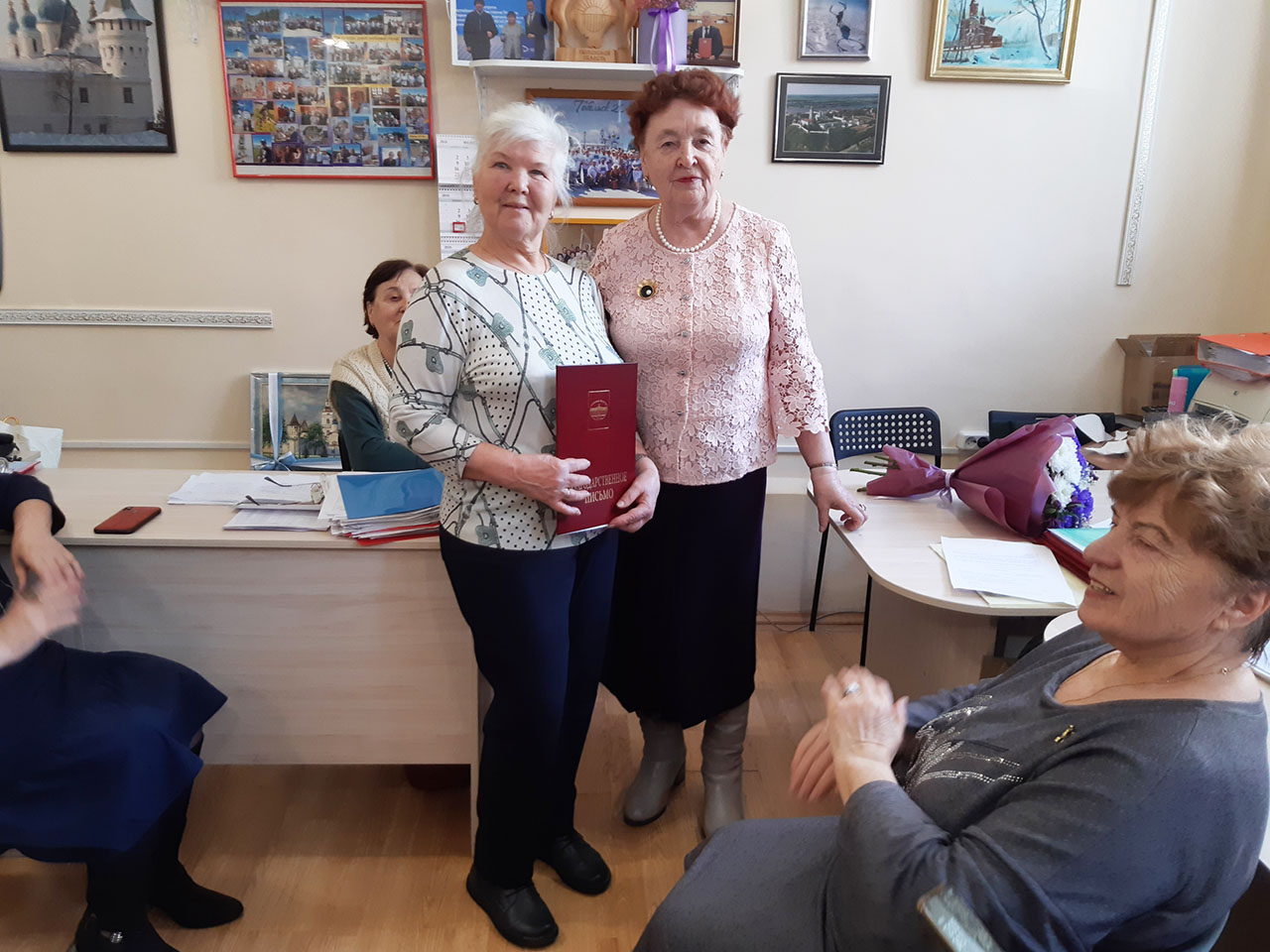 Депутат КПРФ Тамара Казанцева вручила Благодарственное письмо активисту Тобольского землячества