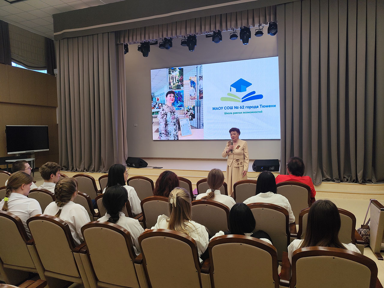 Депутат КПРФ Тамара Казанцева наградила учителя изобразительного искусства школы №62