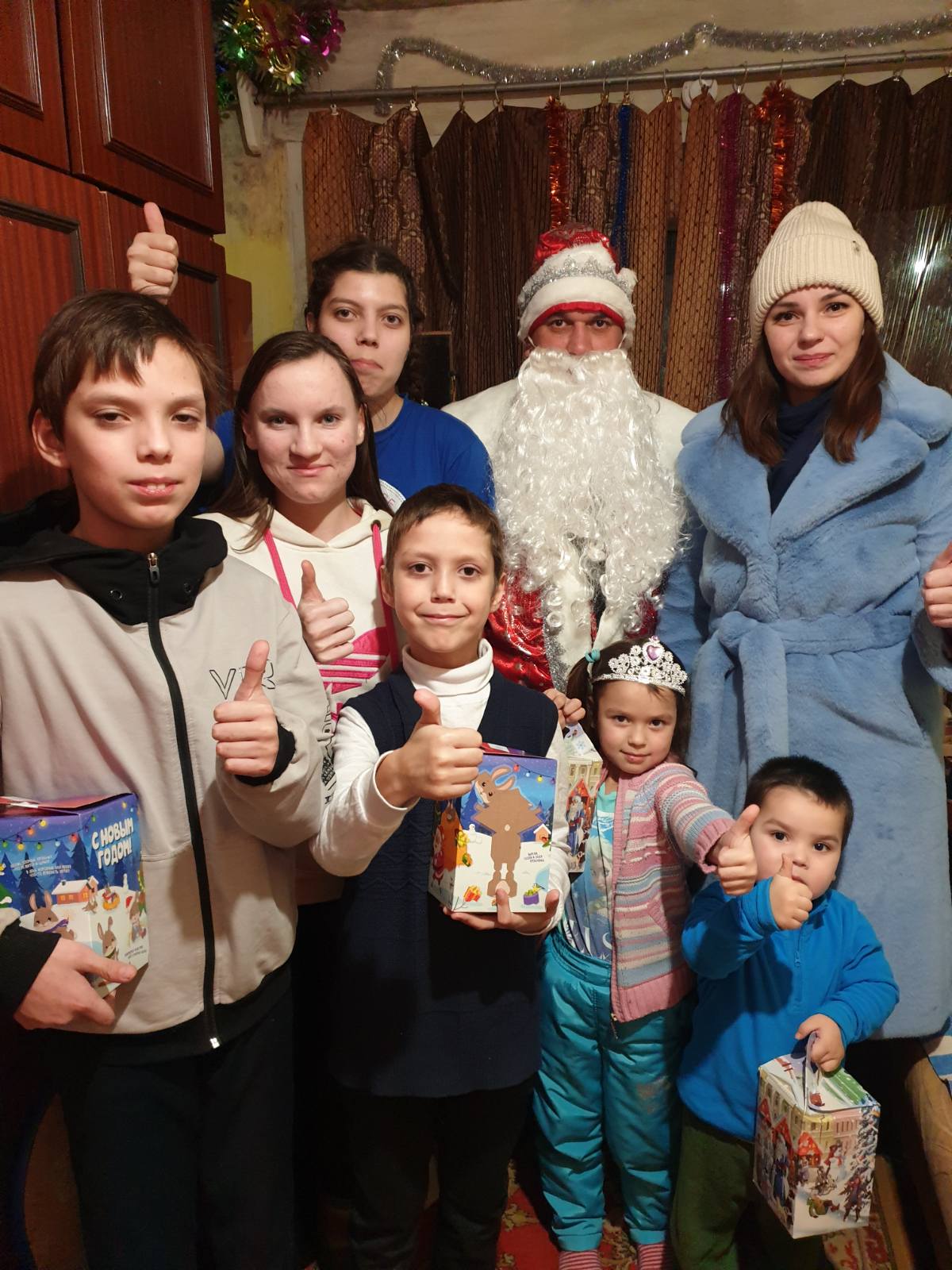 Многодетные семьи с. Луговое получили подарки от сельского депутата-коммуниста