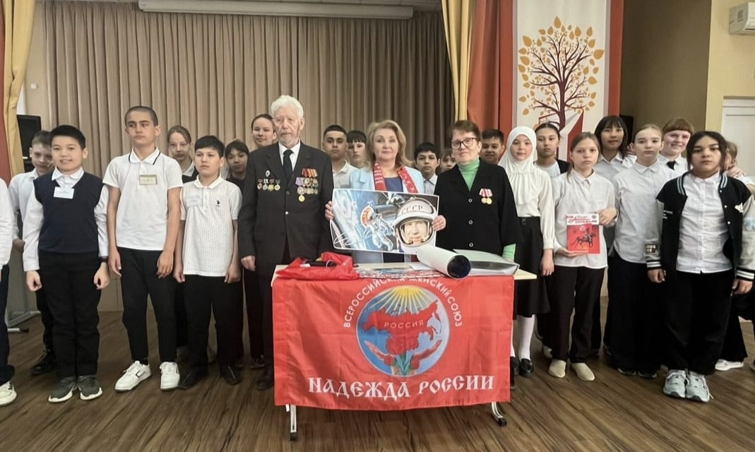 Активисты КПРФ Татьяна Казанцева и Валерий Андронов провели очередной урок, посвящённый 65-летию первого полёта человека в космос