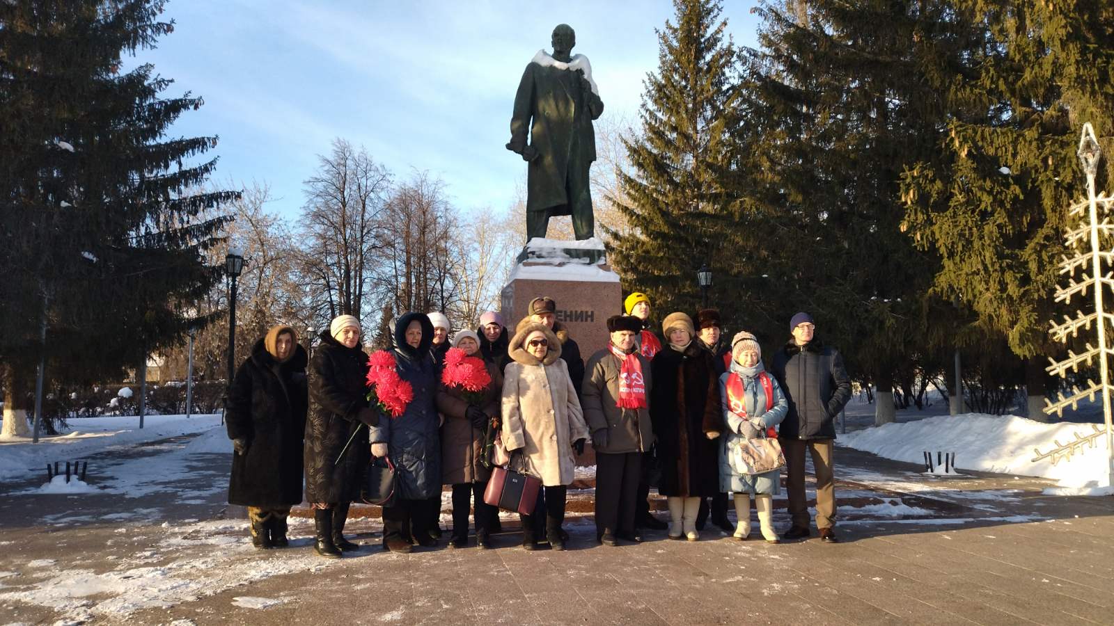 Ишимские коммунисты возложили цветы к памятнику Ленину