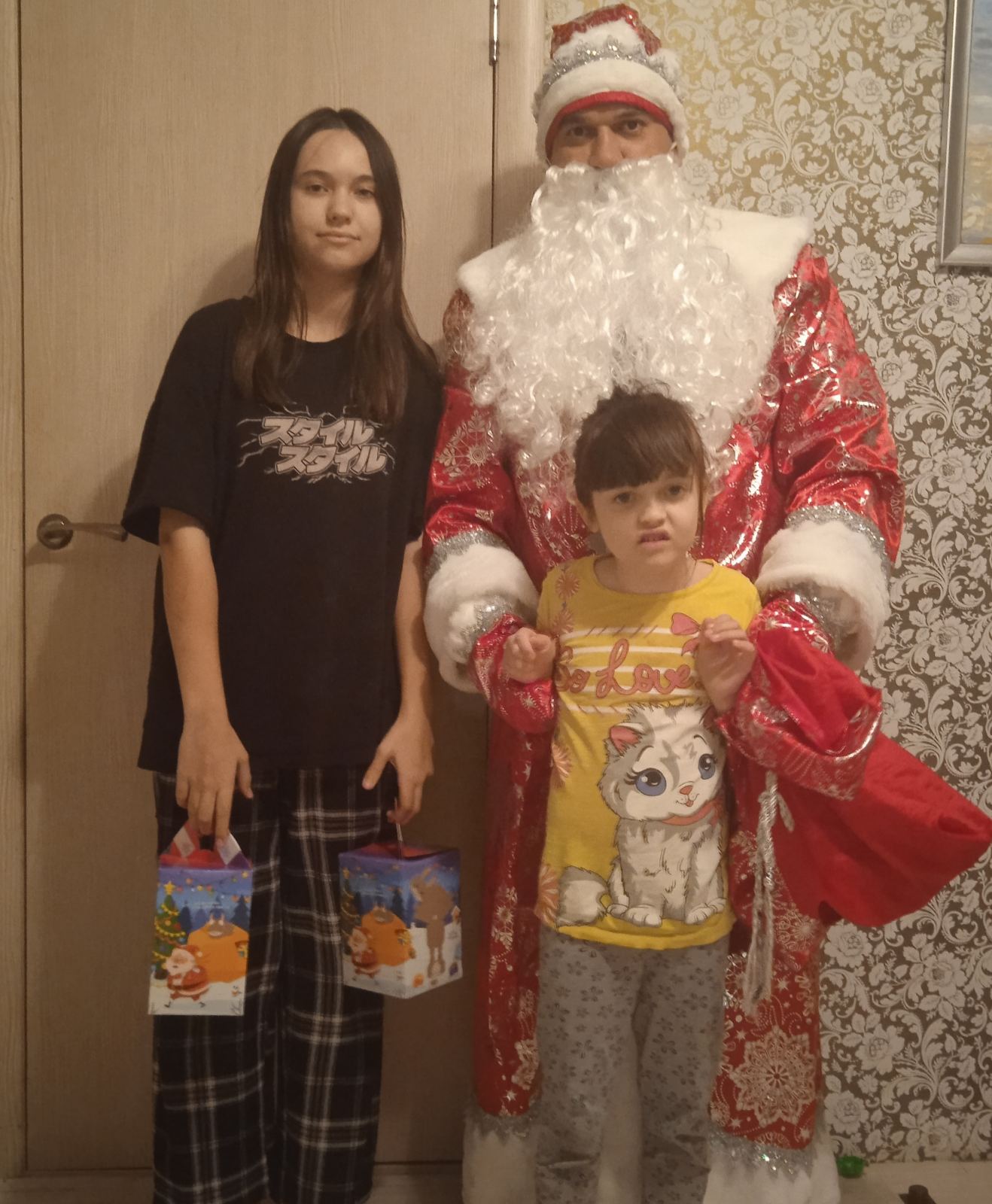 Многодетные семьи с. Луговое получили подарки от сельского депутата-коммуниста