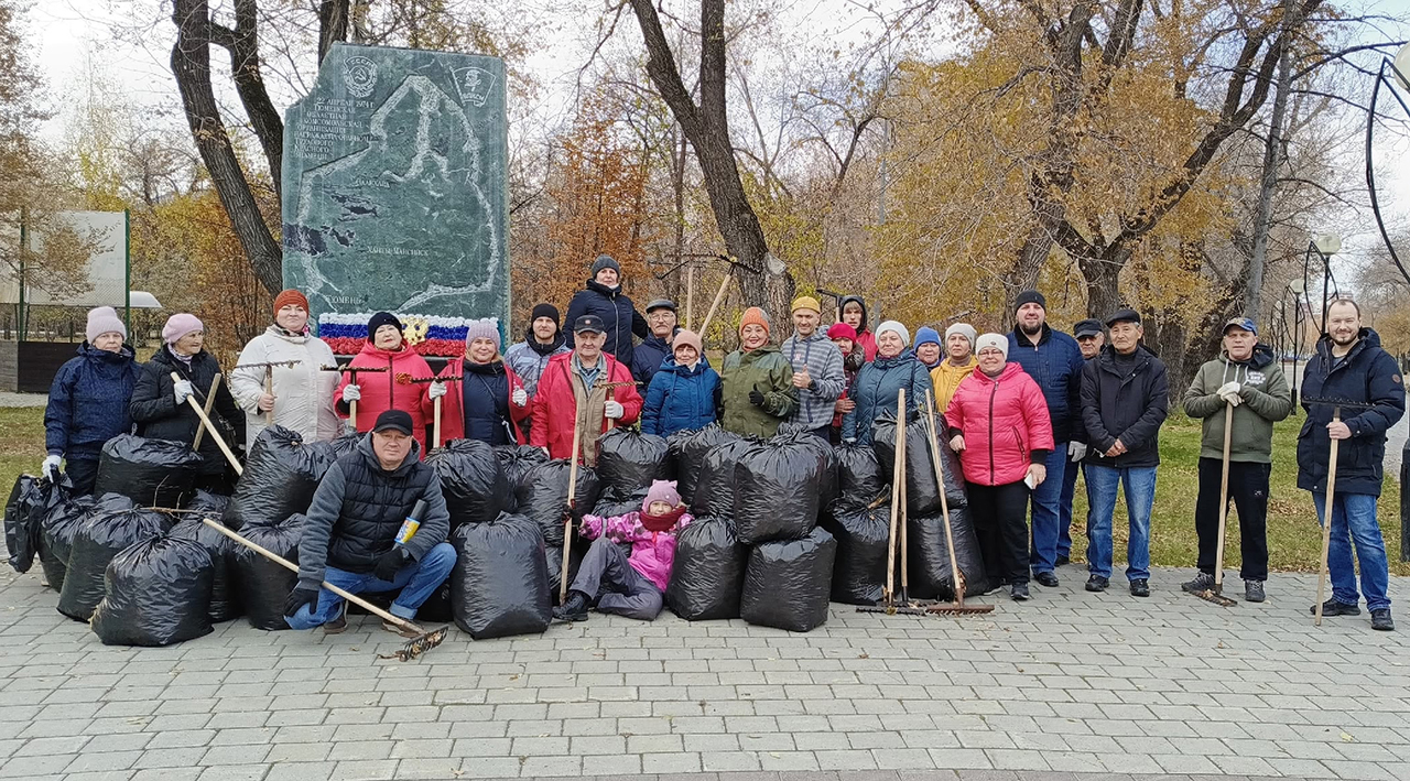 Тюменские коммунисты привели в порядок сквер Комсомольский