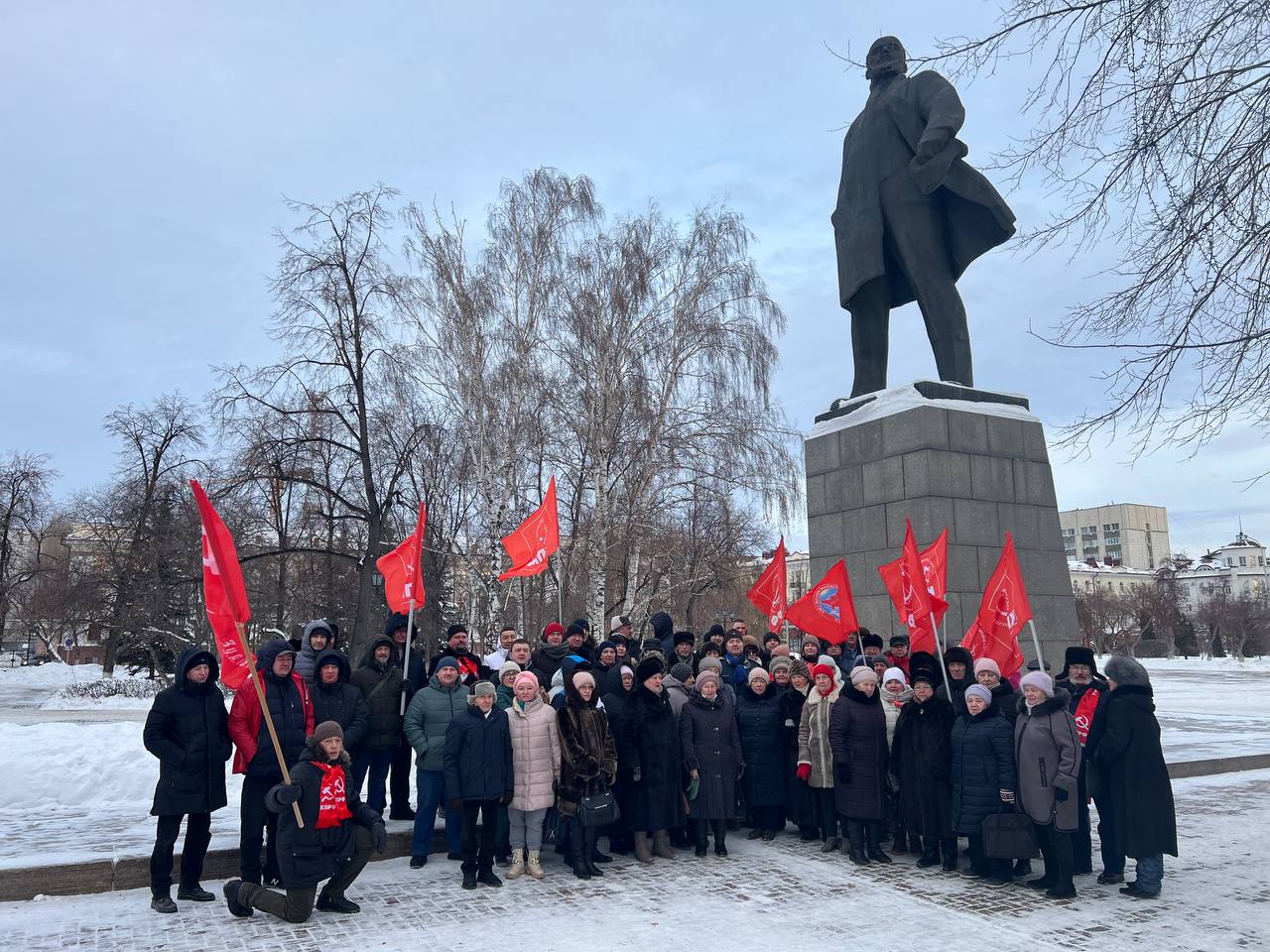 В день столетия памяти В.И. Ленина тюменские коммунисты возложили цветы к памятнику