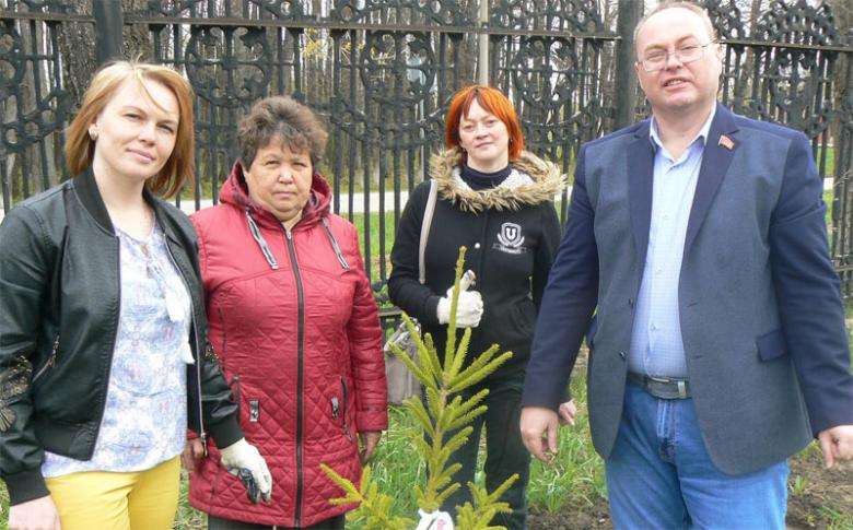 Юрий Юхневич принял участие в высадке деревьев