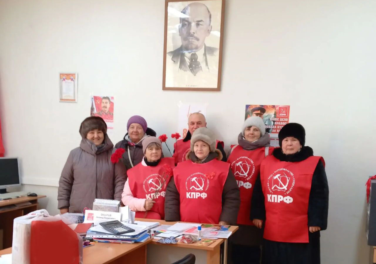 Активисты КПРФ возложили цветы к памятнику В.И. Ленину в Ярковском районе