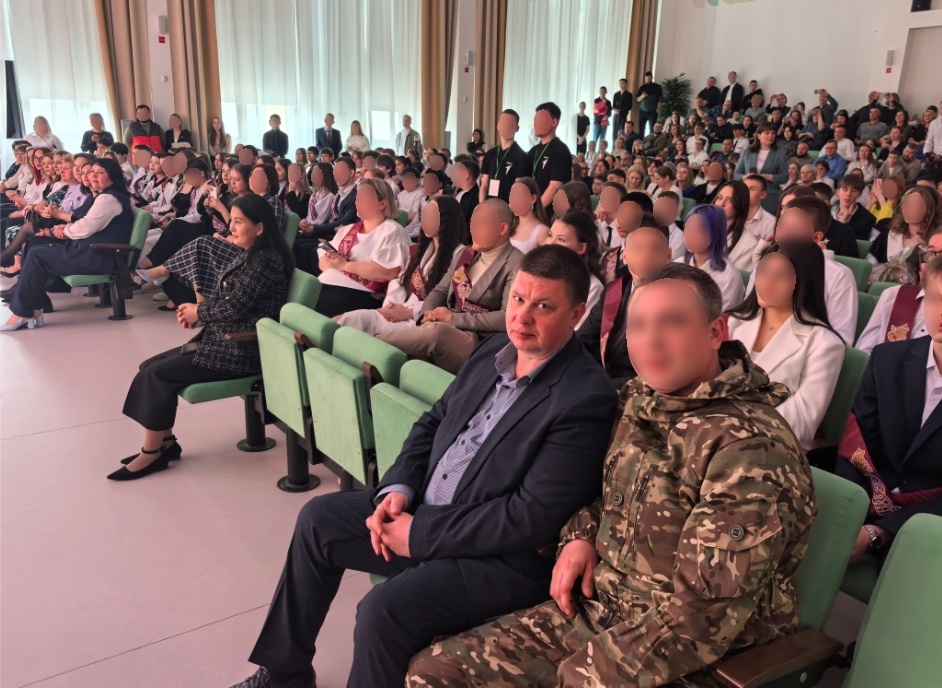 
                        Тюменские коммунисты поздравили школьников с 