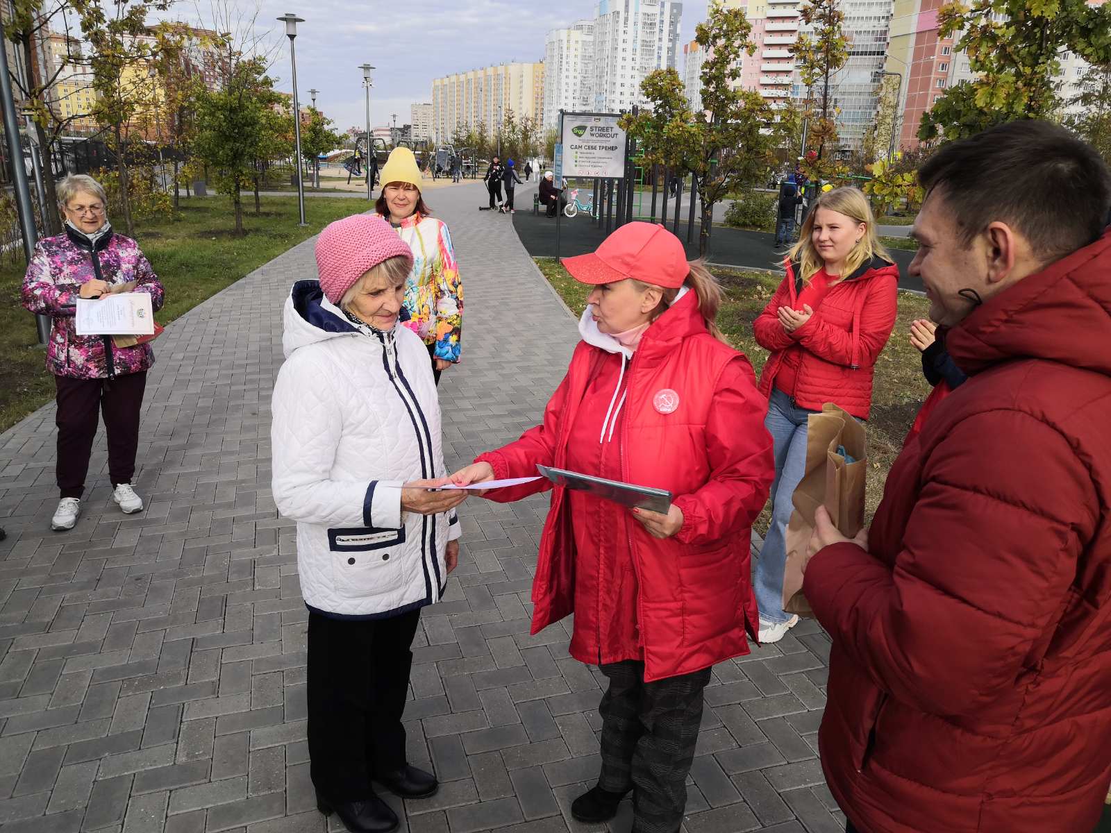 Женский союз Надежда России поздравил посетителей здоровьесберегающих занятий с Днём пожилого человека