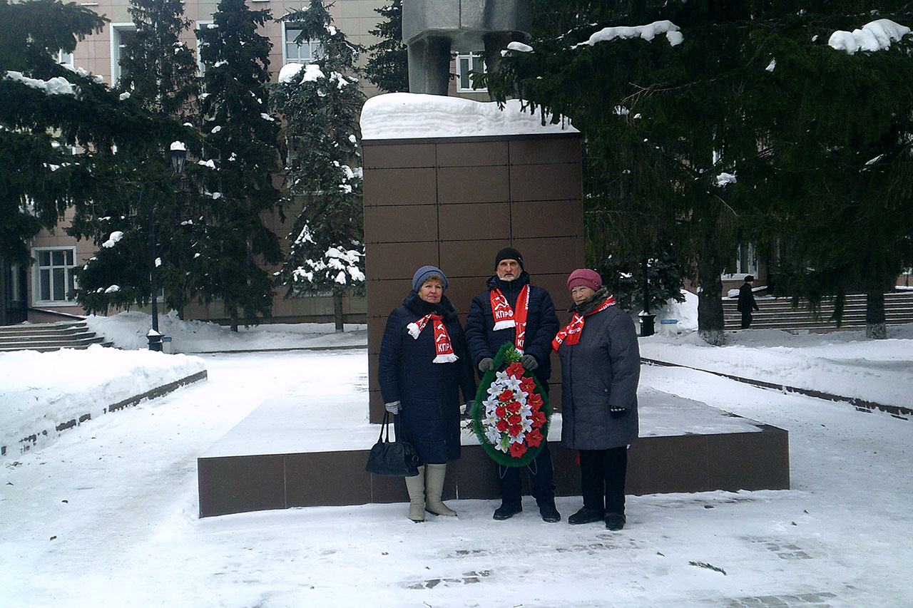 Ялуторовские коммунисты возложили цветы к памятнику В.И. Ленину