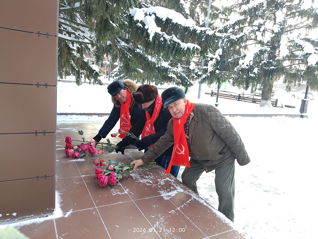 Активисты КПРФ возложили цветы к памятнику В.И. Ленину в Ялуторовске