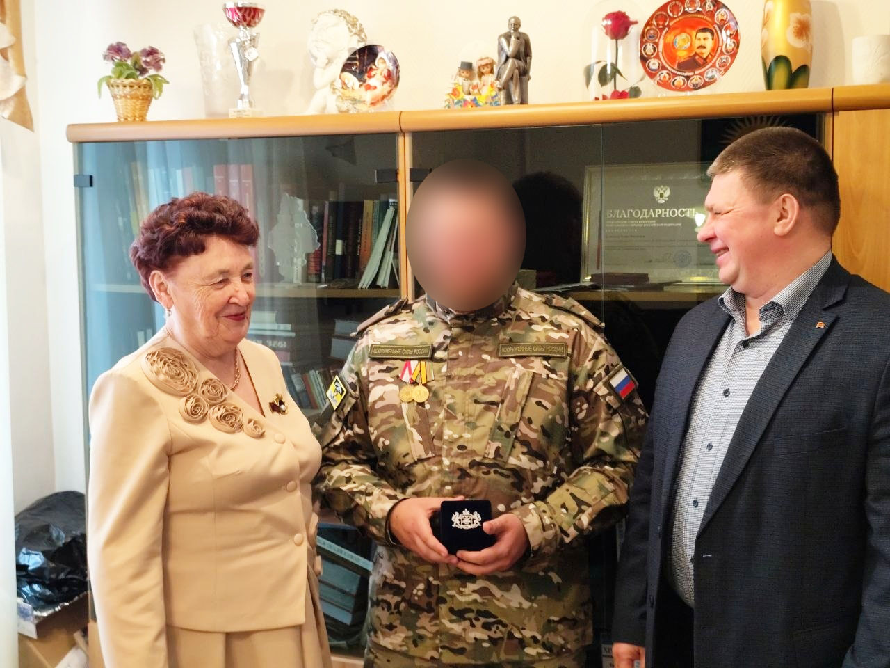 Депутат КПРФ Тамара Казанцева вручила памятный подарок участнику СВО