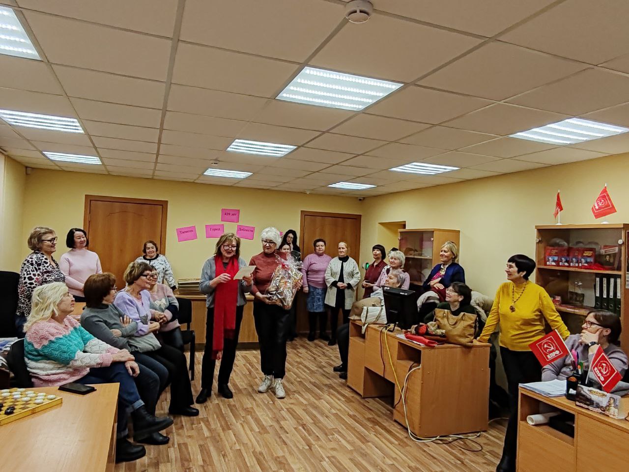 В приёмной депутата от КПРФ прошёл мастер-класс по плетению масксетей для участников СВО