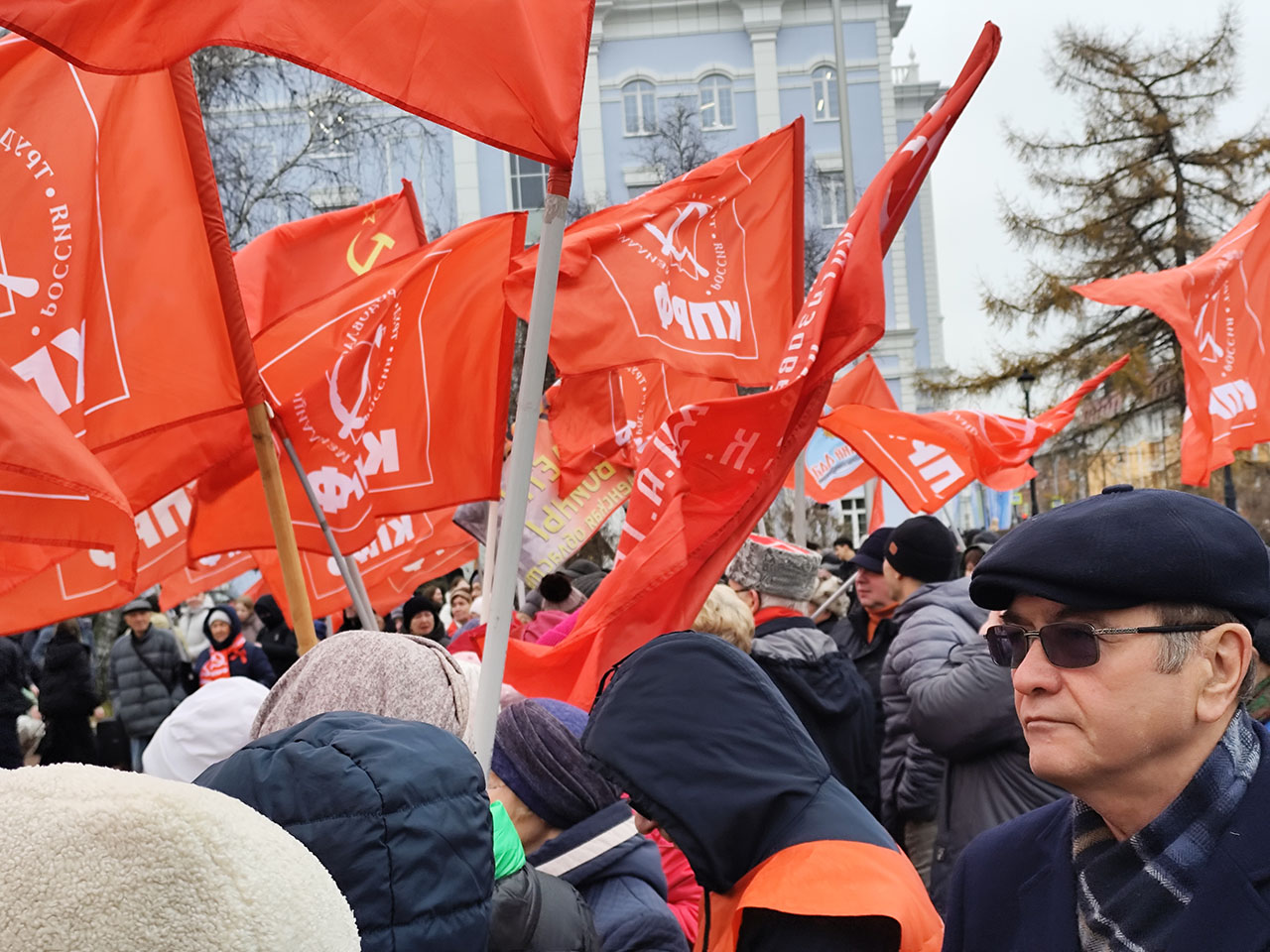 Алыми знамёнами над площадью Борцов революции: в Тюмени отметили 108-ю годовщину Великого Октября