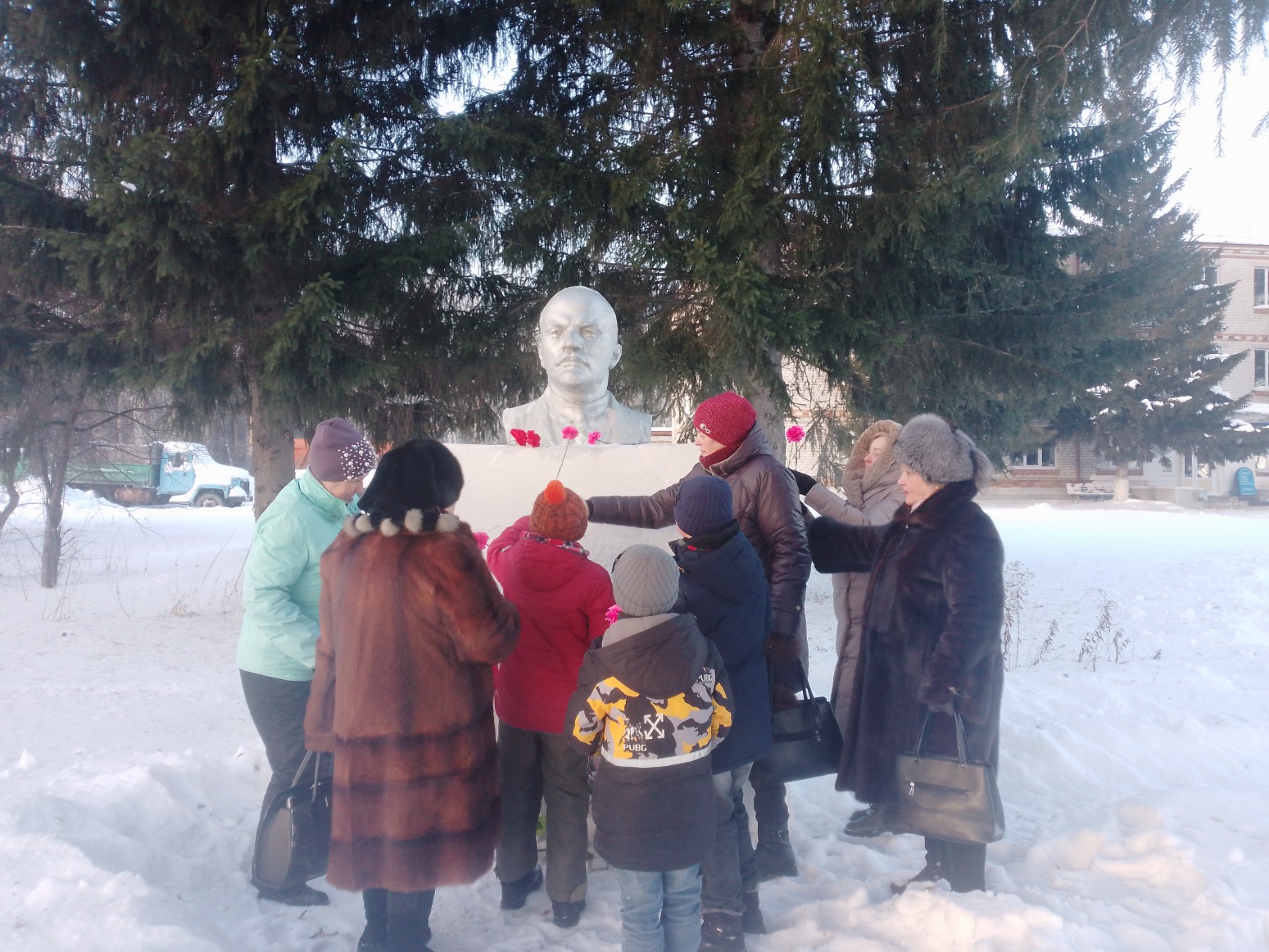 В Заводоуковске пионерский отряд «Лучики» возложил цветы к памятнику Ленину