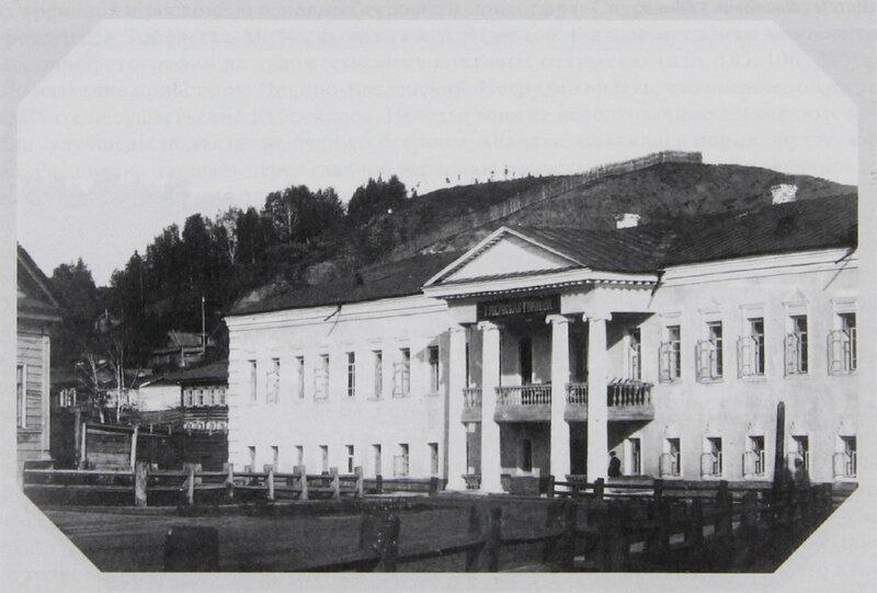 
                        Тобольские общественники обеспокоены размещением отеля в здании, где учился и жил Д.И. Менделеев                    