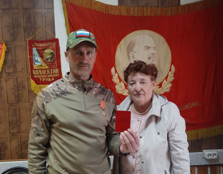 Тамара Казанцева вручила партийный билет участнику СВО из Омутинского района