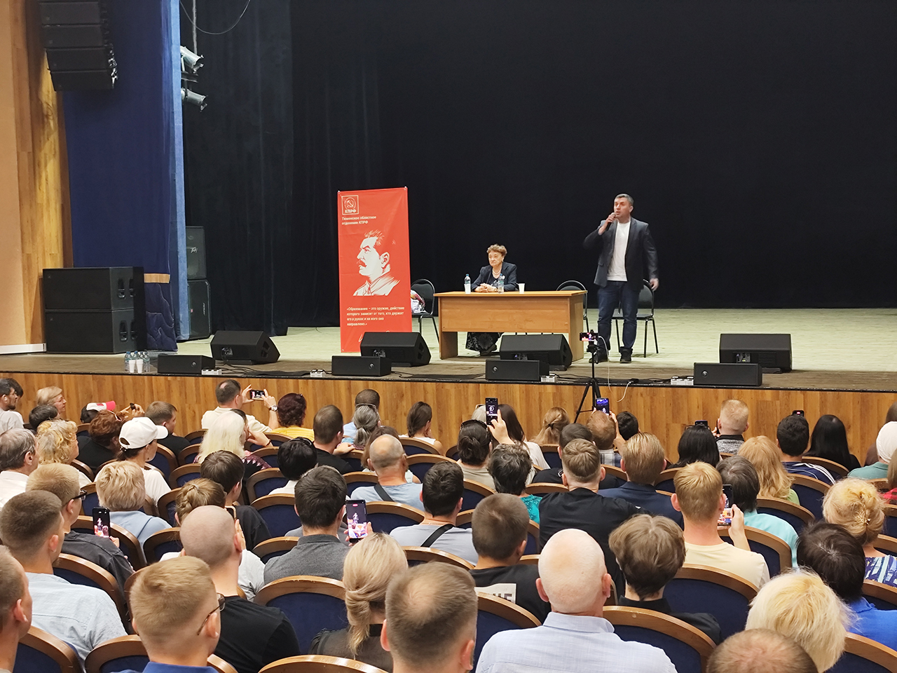 Аншлаг в Тюмени: Николай Бондаренко собрал полный зал в ДК «Железнодорожник»
