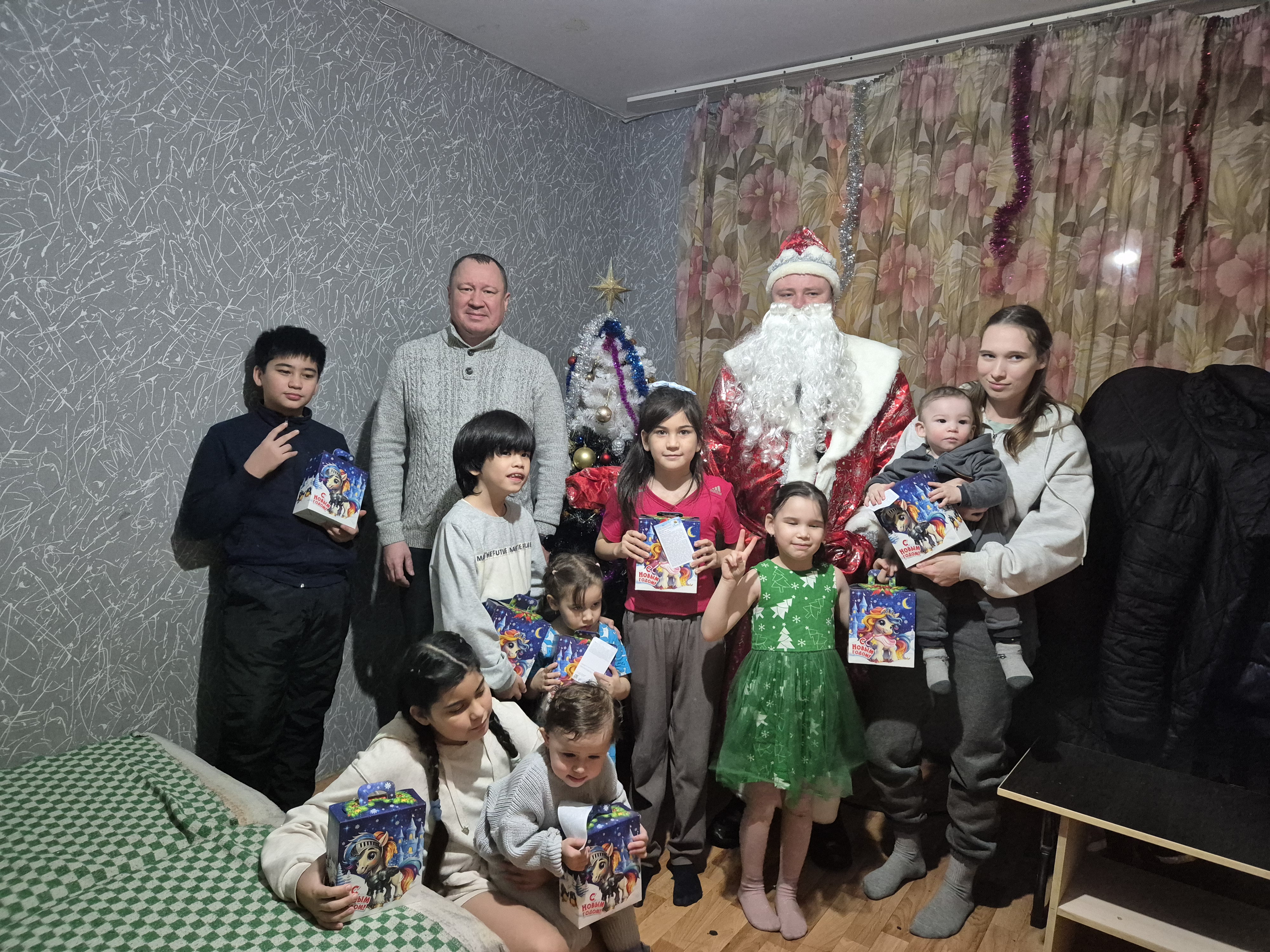 Депутат Александр Жуков поздравил многодетную семью с Новым годом!