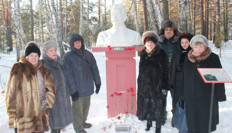 Тюменские коммунисты возложили гвоздики к памятнику И.В. Сталина 